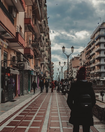 白天，人们在建筑物之间的街道上行走